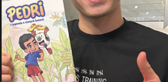 Pedri odebrał POLSKĄ KSIĄŻKĘ o... SAMYM SOBIE <3